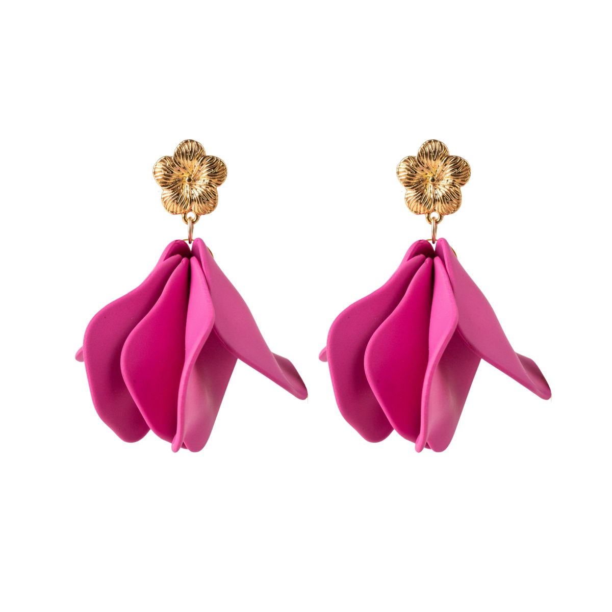 Boucles d'oreilles pendantes Mademoiselle Antoinette avec grands pétales en acétate fuchsia mat suspendus à une puce fleur dorée à l'or fin.