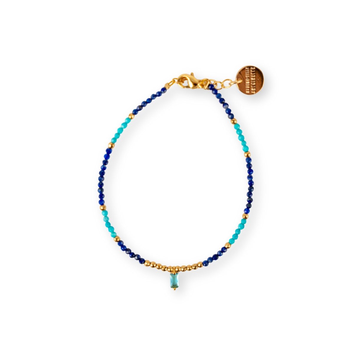 Bracelet California Mademoiselle Antoinette composé de perles de lapis-lazuli bleu nuit, magnésite turquoise et pendentif central en verre bleu facetté.