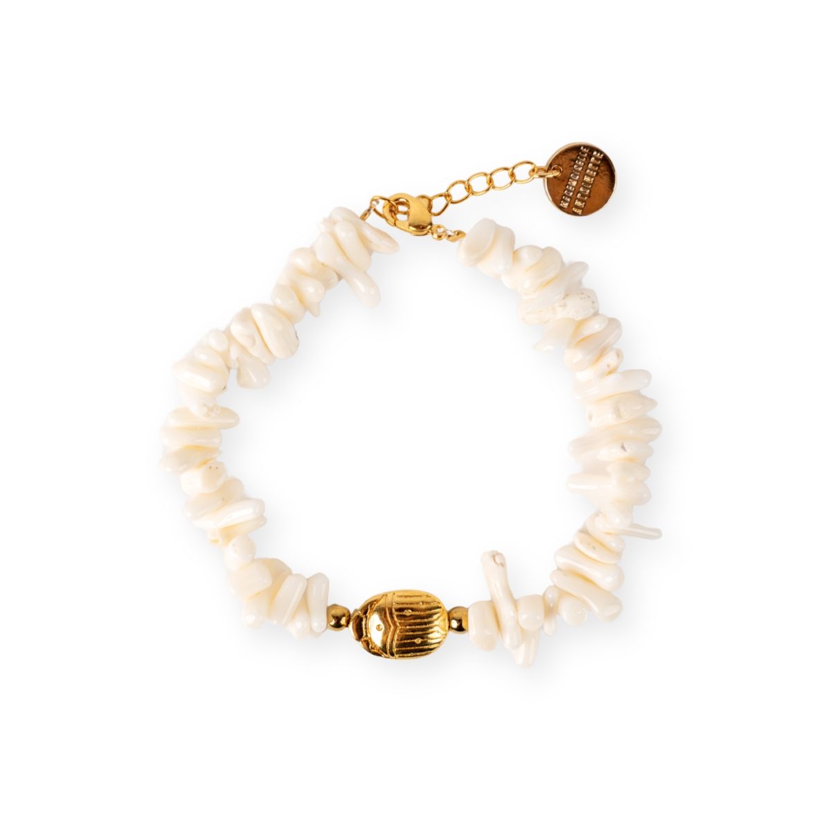 Bracelet artisanal Mademoiselle Antoinette avec perles en coquillage blanc naturel et pendentif central scarabée en laiton doré à l'or fin.