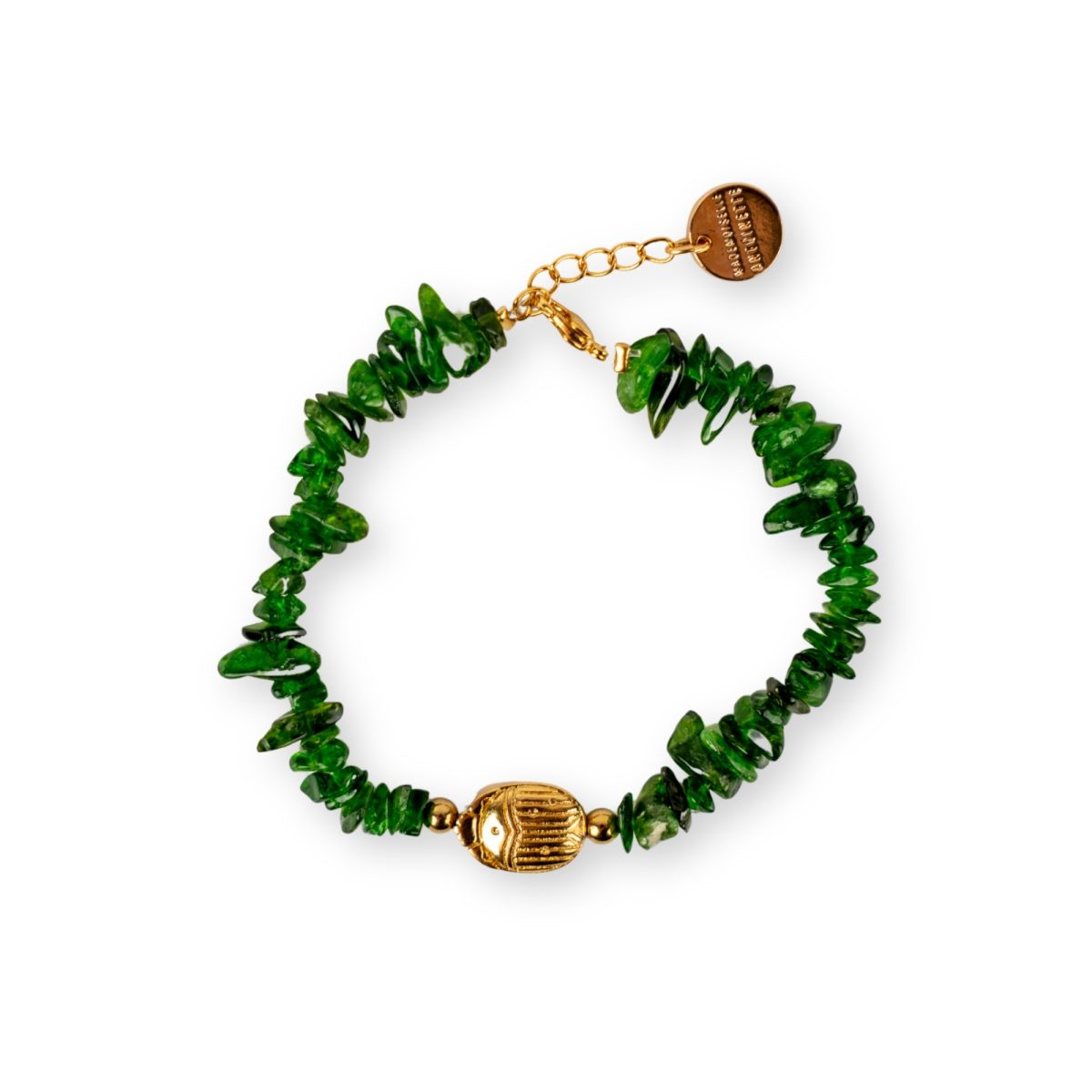 Bracelet Mademoiselle Antoinette en éclats de pierre diopside vert foncé avec pendentif central scarabée doré à l'or fin.