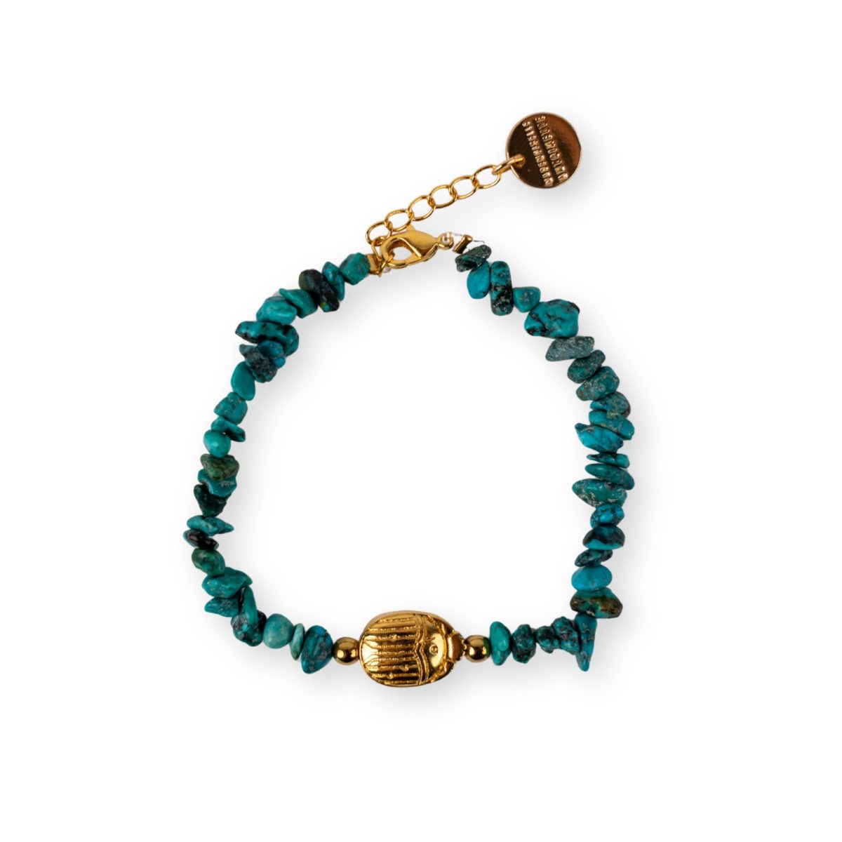 Bracelet Mademoiselle Antoinette avec éclats de turquoise naturelle et pendentif scarabée central en laiton doré à l'or fin.
