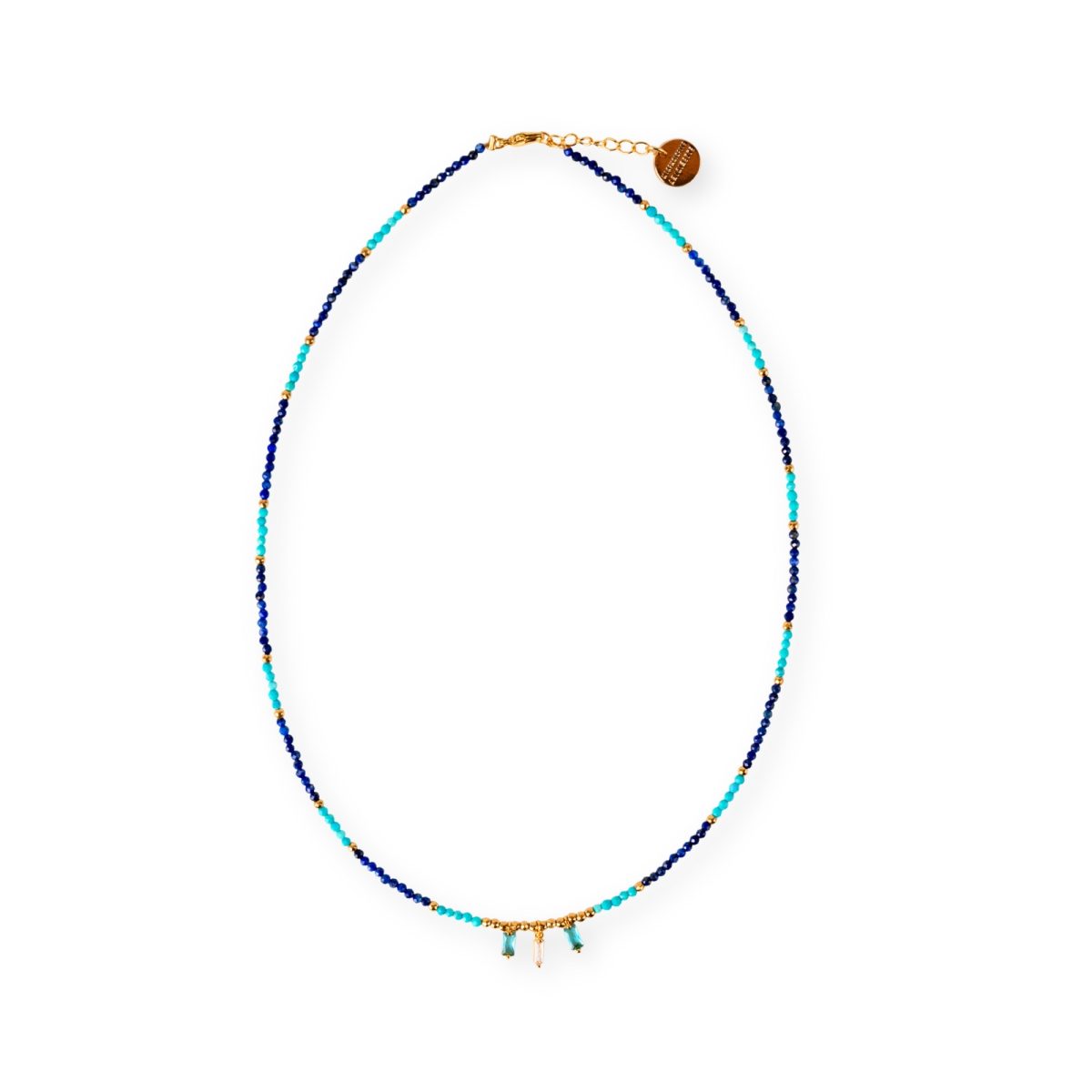 Collier California Mademoiselle Antoinette composé de perles de lapis-lazuli bleu nuit, magnésite turquoise et trois pendentifs centraux en verre bleu.