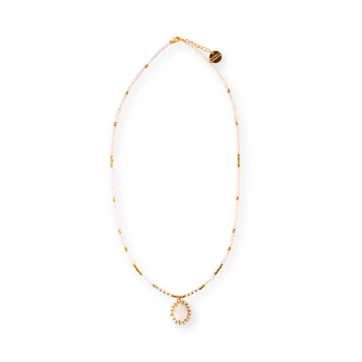 Collier Santa Cruz Mademoiselle Antoinette en agate blanche naturelle et hématites dorées avec médaillon central serti.