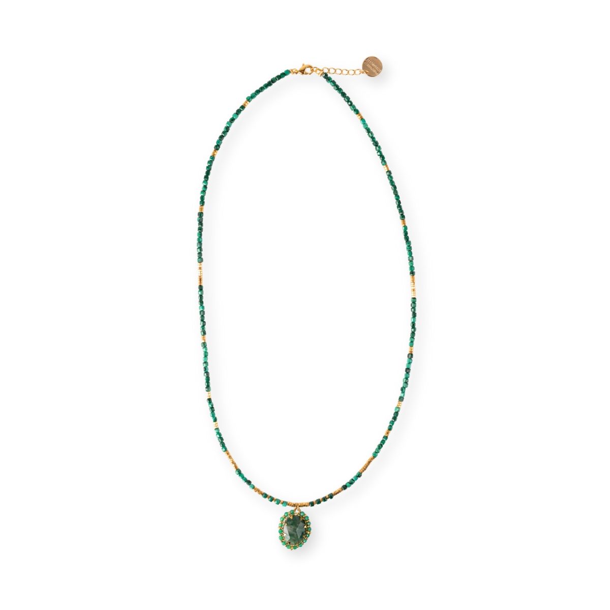 Collier Santa Cruz Mademoiselle Antoinette composé de perles de malachite verte et d'hématites dorées avec pendentif en jade africain.