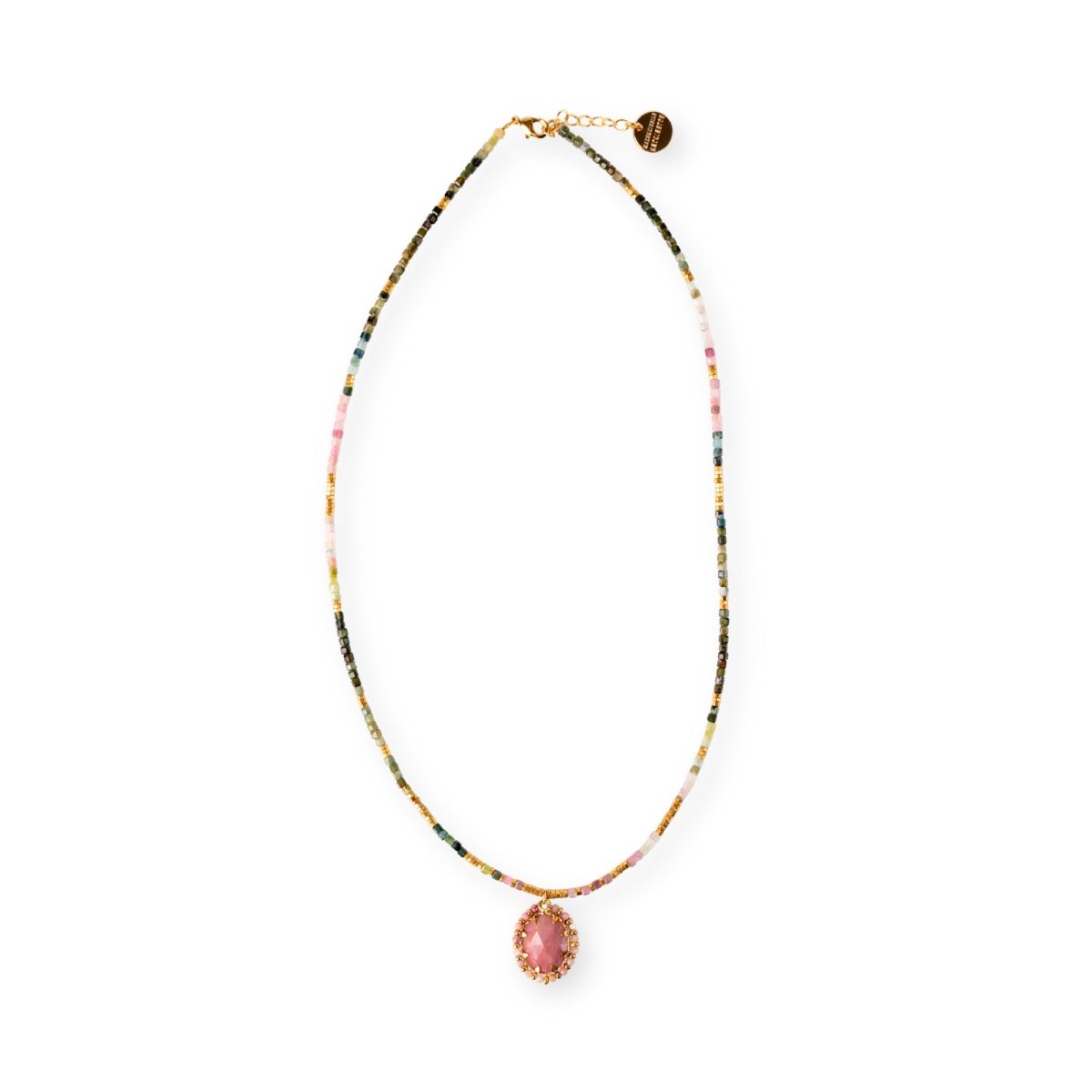 Collier Santa Cruz Mademoiselle Antoinette en perles de tourmaline multicolore et hématites dorées avec pendentif ovale en rhodonite rose.